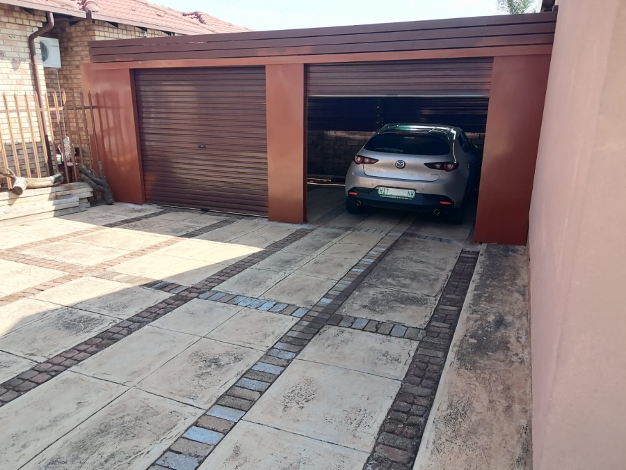 To Let 3 Bedroom Property for Rent in Tlhabane West North West